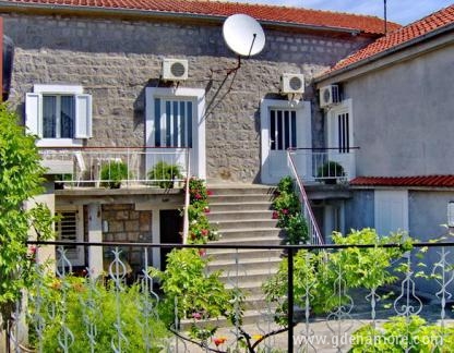 Kuća Pavlović, частни квартири в града Radovići, Черна Гора - Pogled na dvori&amp;amp;amp;amp;amp;amp;amp;scaron